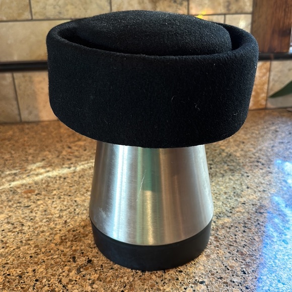 Vintage hat with pin embellishment - Picture 3 of 8